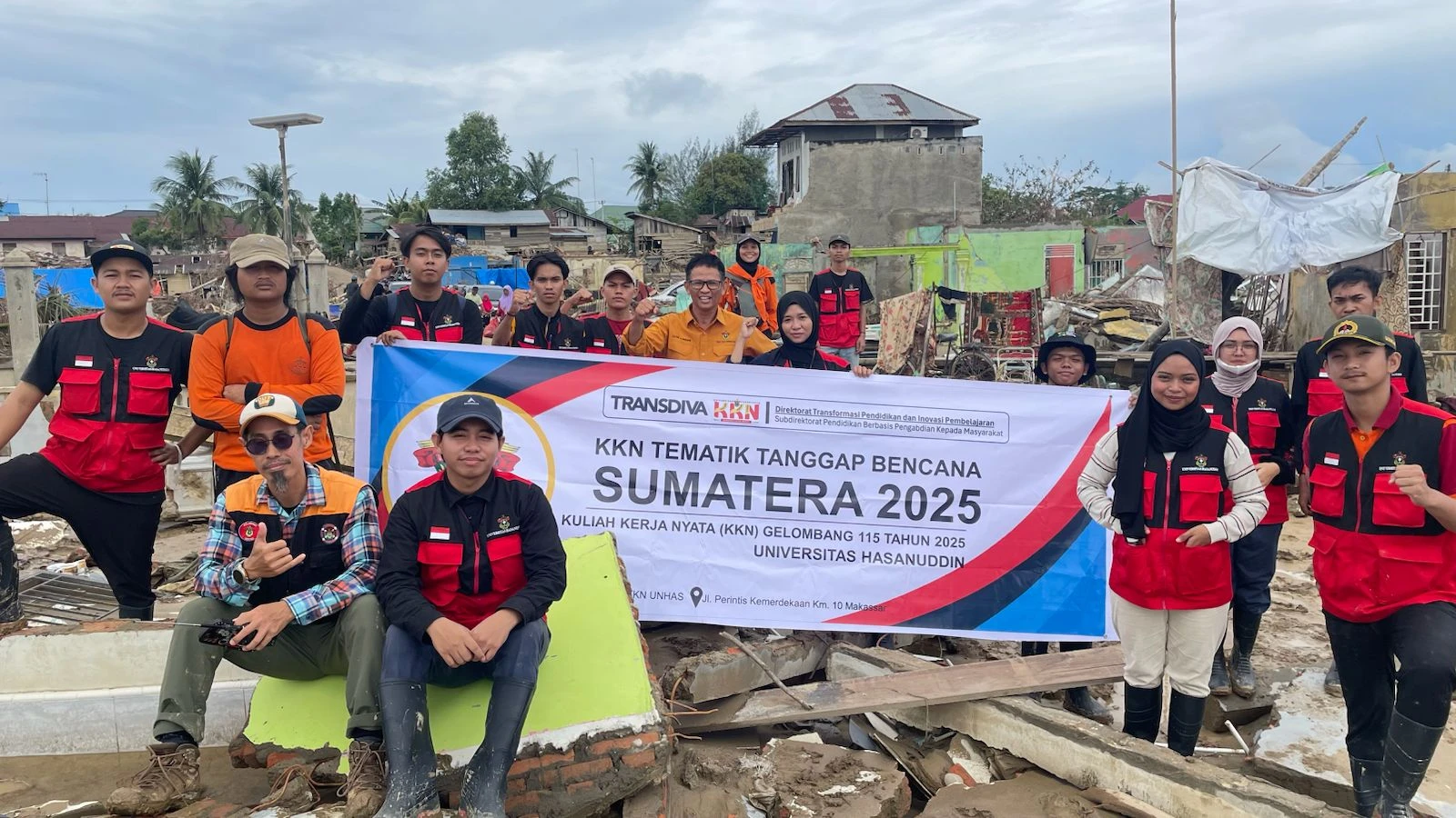 Mahasiswa Universitas Hasanuddin peserta KKN Tematik Tanggap Bencana Sumatera 2025 berfoto bersama di tengah kawasan terdampak banjir bandang di Kabupaten Aceh Tamiang, Provinsi Aceh, usai melaksanakan kegiatan layanan psikososial, WASH, dan pendampingan masyarakat, Desember 2025.